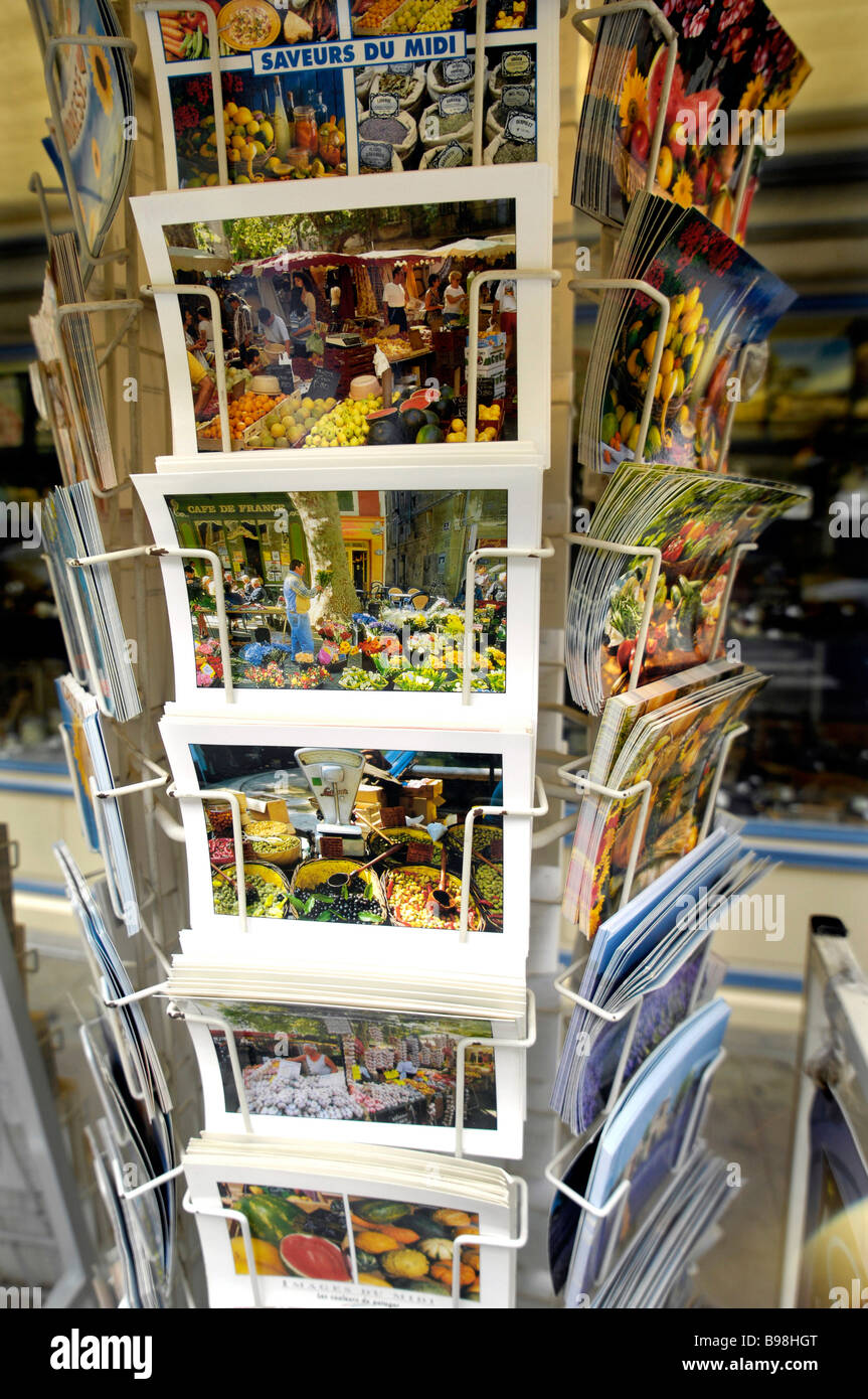 Des cartes postales colorées pour vendre à un stand à Pézenas languedoc france Banque D'Images