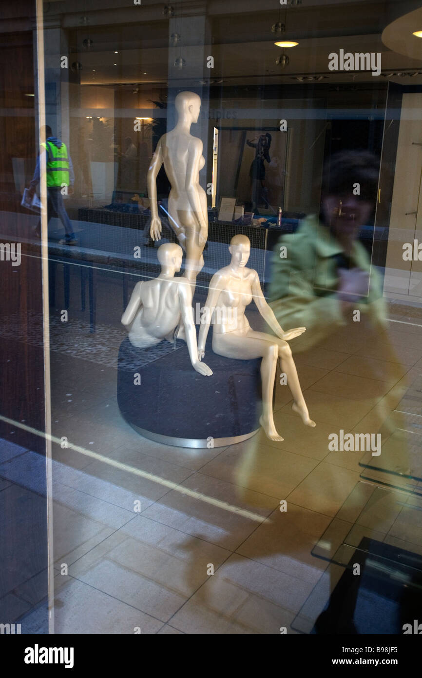 Des mannequins dans un magasin qui s'est retiré des affaires à Londres Banque D'Images