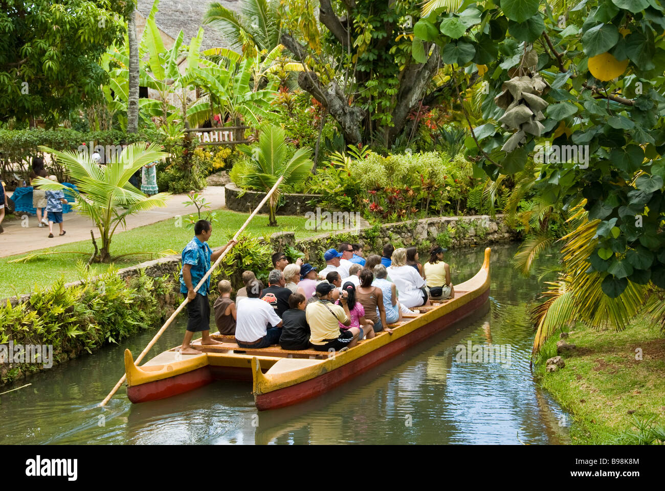 Le passé des canots ride visiteurs village tahitien, Centre Culturel Polynésien, Laie, Oahu, Hawaii. Banque D'Images