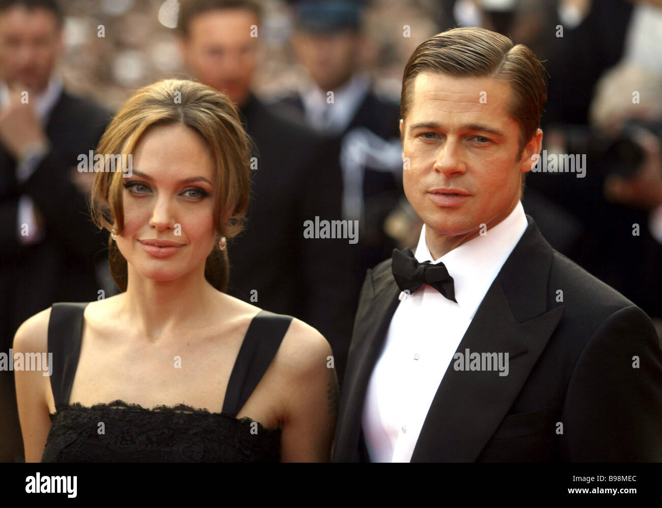 Acteurs Angelina Jolie et Brad Pitt à pied le tapis rouge lors de la 60e Festival de Cannes Banque D'Images