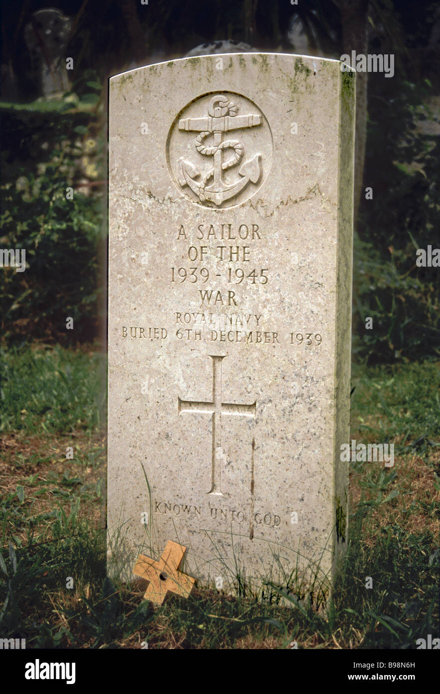 Pierre tombale d'un marin de la Marine royale a perdu à Vieille Ville cimetière St Mary Îles Scilly England UK Banque D'Images