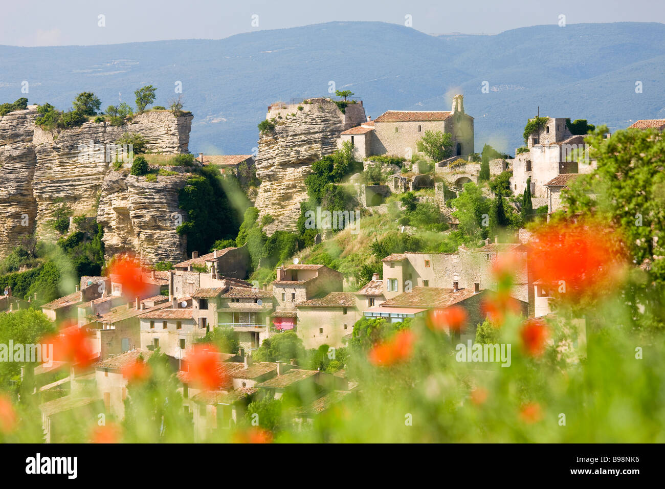 Saignon Luberon Provence France coquelicots vue sur le village Banque D'Images
