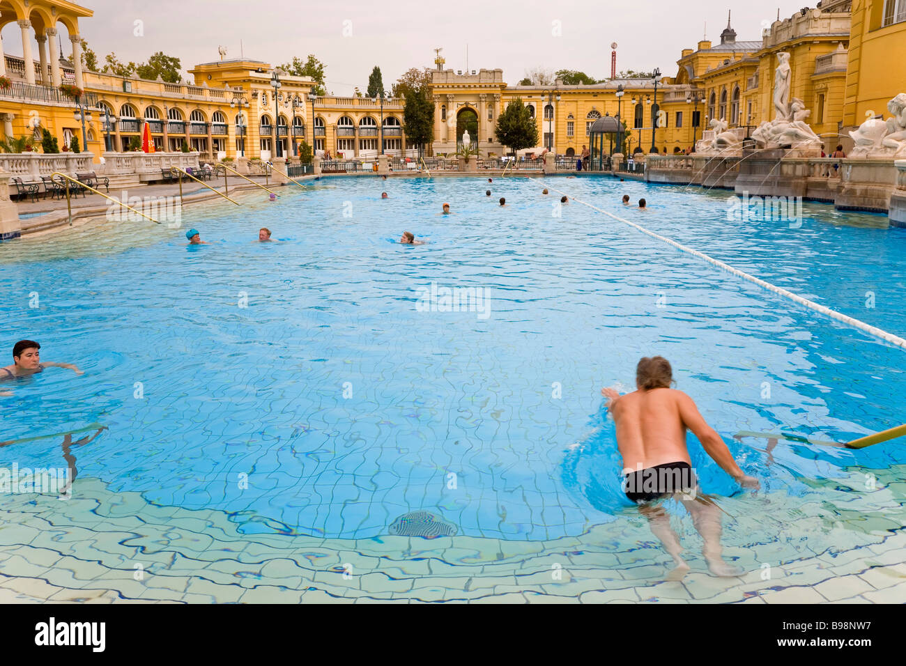 Les piscines des bains thermaux Széchenyi Budapest Hongrie Banque D'Images