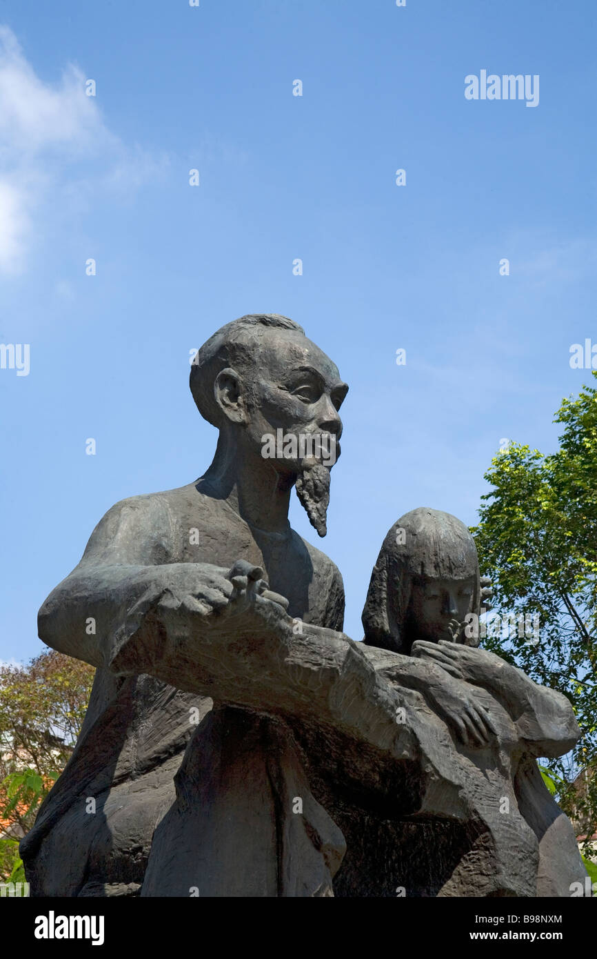 Statue de Ho Chi Minh avec l'ancien hôtel de ville bâtiment comité des peuples aujourd'hui à Ho Chi Minh Ville ou Saigon Vietnam vieux Banque D'Images