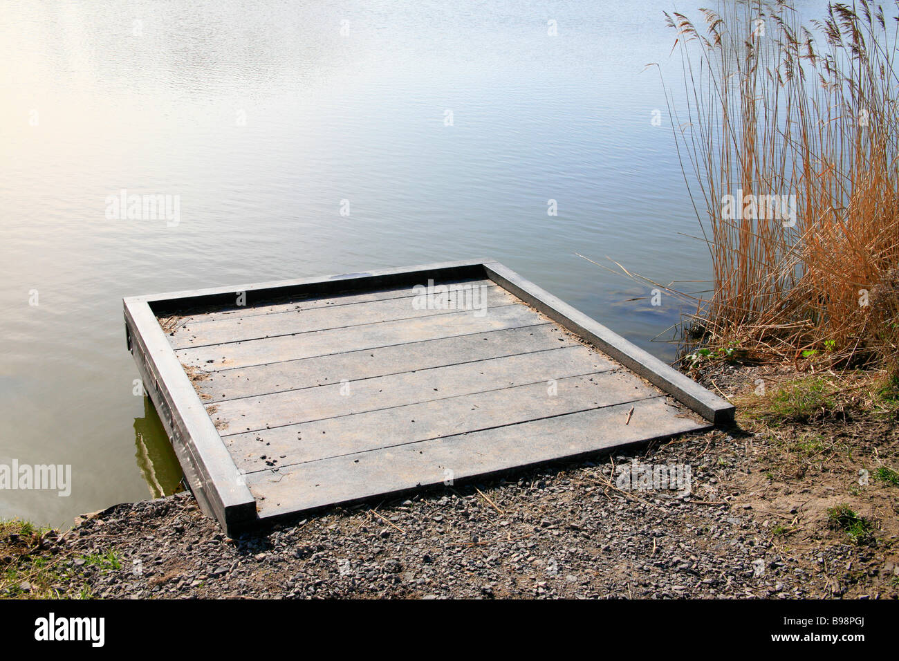 Pont de pêche sur le lac de baignade Banque D'Images