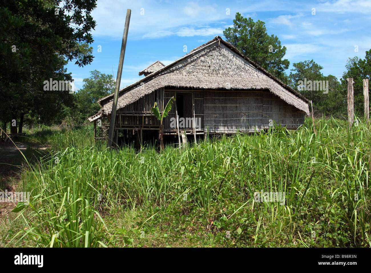 Vieille maison longue Rungus sur l'Kudat à Kota Belud road à Matunggong encore parfois utilisé pour les festivités Banque D'Images