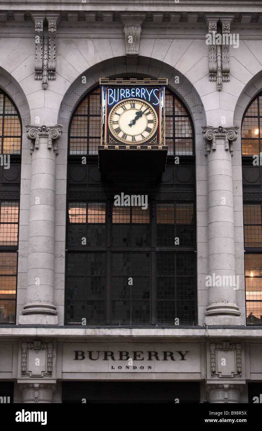 Une horloge à l'extérieur du siège de Londres Burberry Haymarket Photo  Stock - Alamy