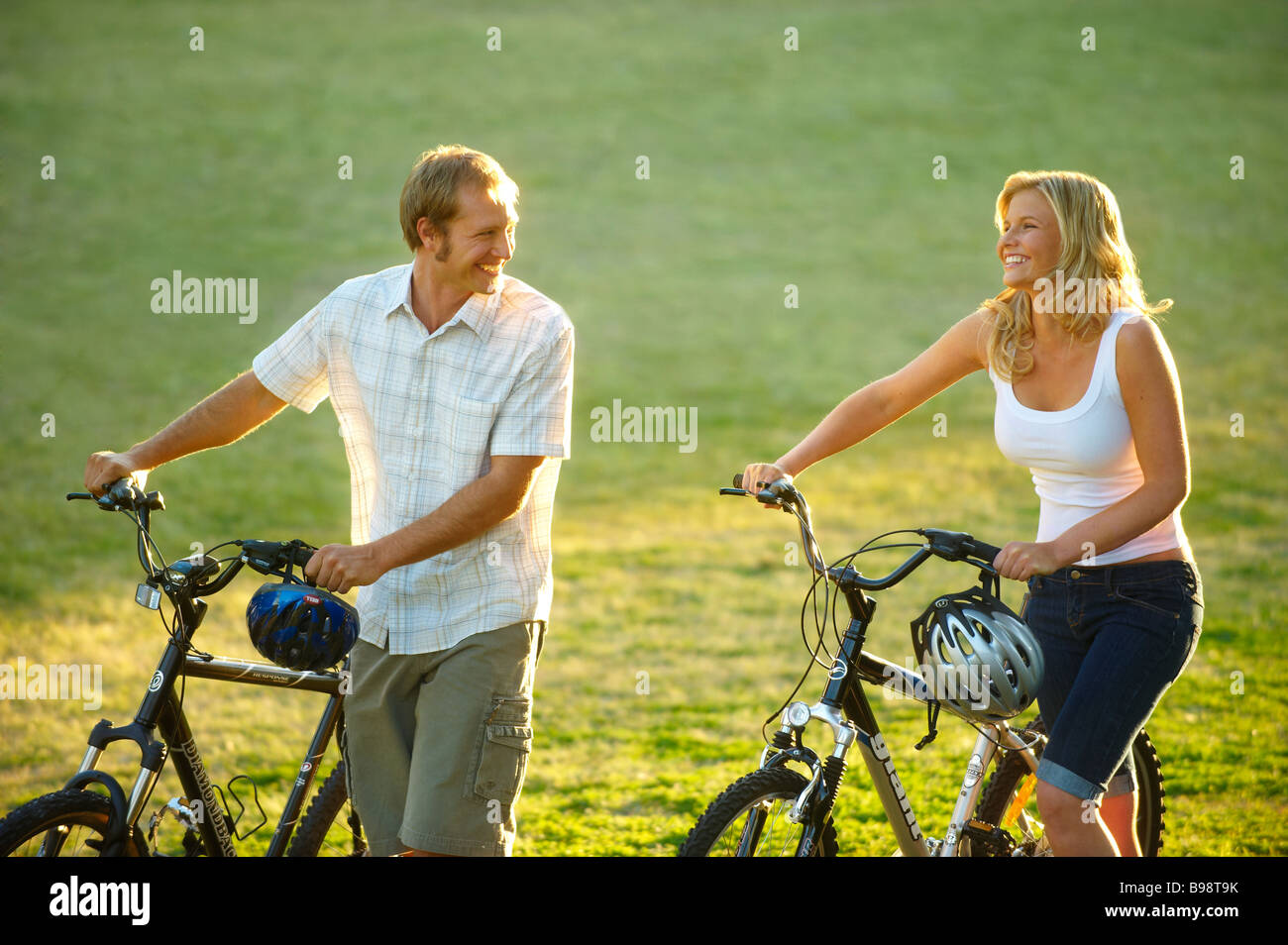 Jeune couple avec vélos push Banque D'Images