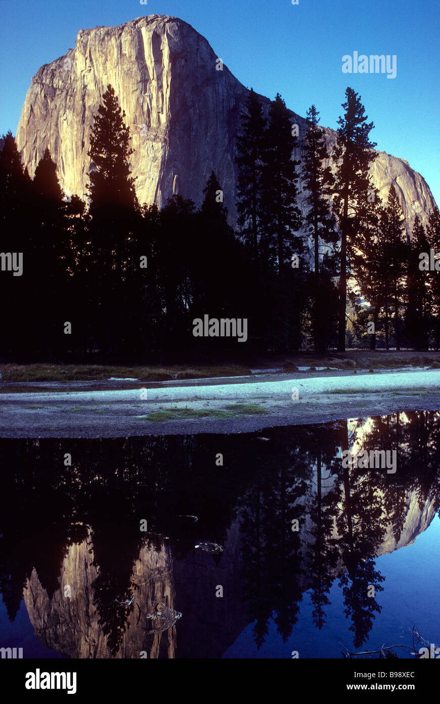 Le El Capitan monolithique reflète dans la Merced River à l'automne la Vallée Yosemite Yosemite National Park California USA Banque D'Images