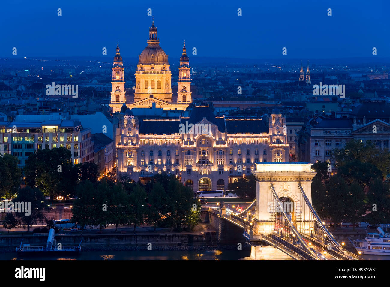 St Stephen's Basilica Chain Bridge Budapest Hongrie Banque D'Images