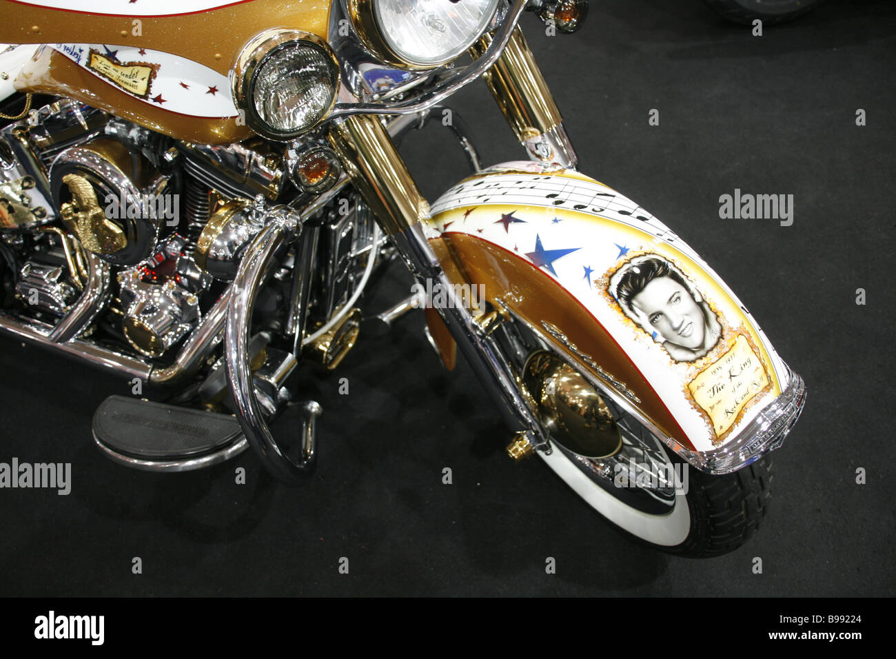 Elvis Presley Harley Davison sur mesure type moto à motor show Photo Stock  - Alamy