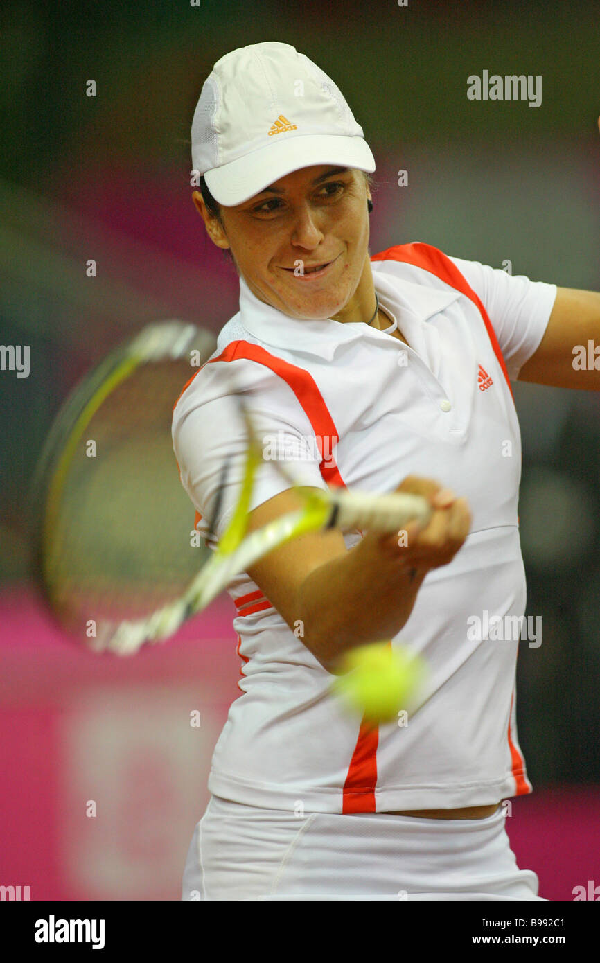 Joueur de tennis espagnol Annabel Medina Garrigues dans photo perdu à son  rival russe Svetlana Kuznetsova en trois sets durant Photo Stock - Alamy