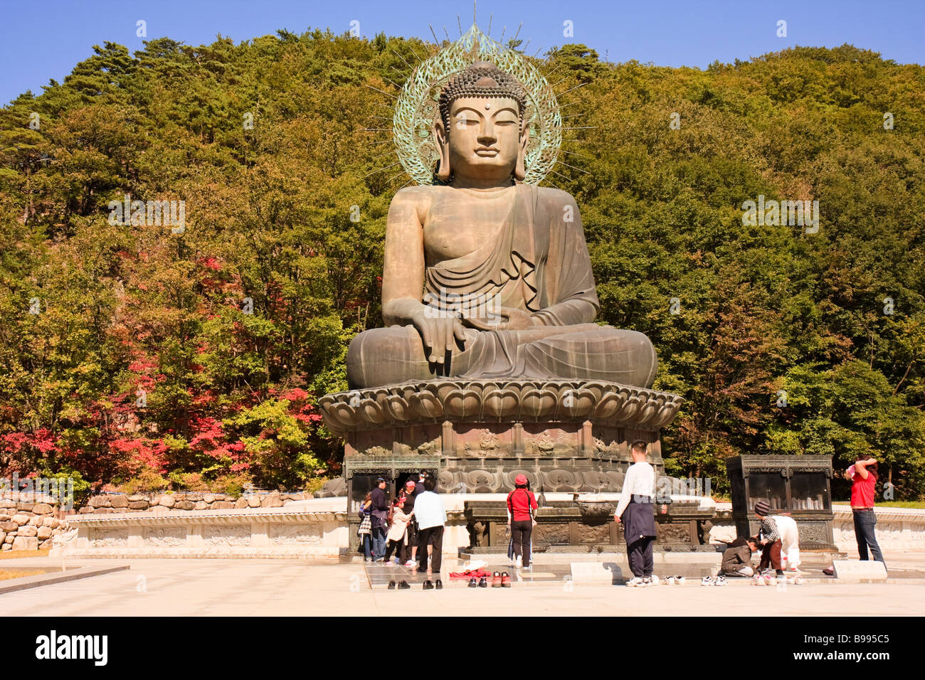 Grande statue de Bouddha de bronze assis Banque D'Images