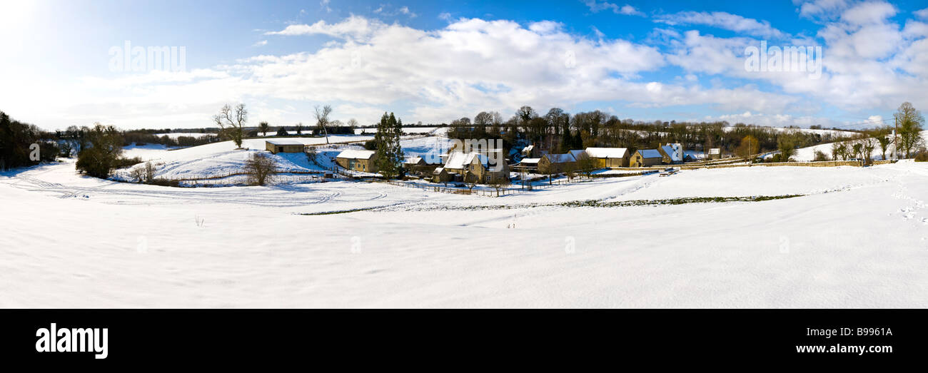 Une vue panoramique de neige de l'hiver dans le village de Cotswold Milieu Duntisbourne, Gloucestershire Banque D'Images