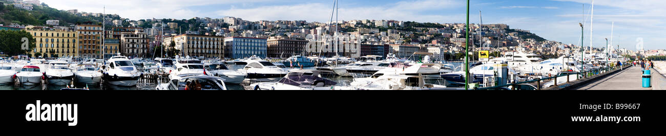 Vue panoramique sur le port de plaisance à Naples, Italie Banque D'Images