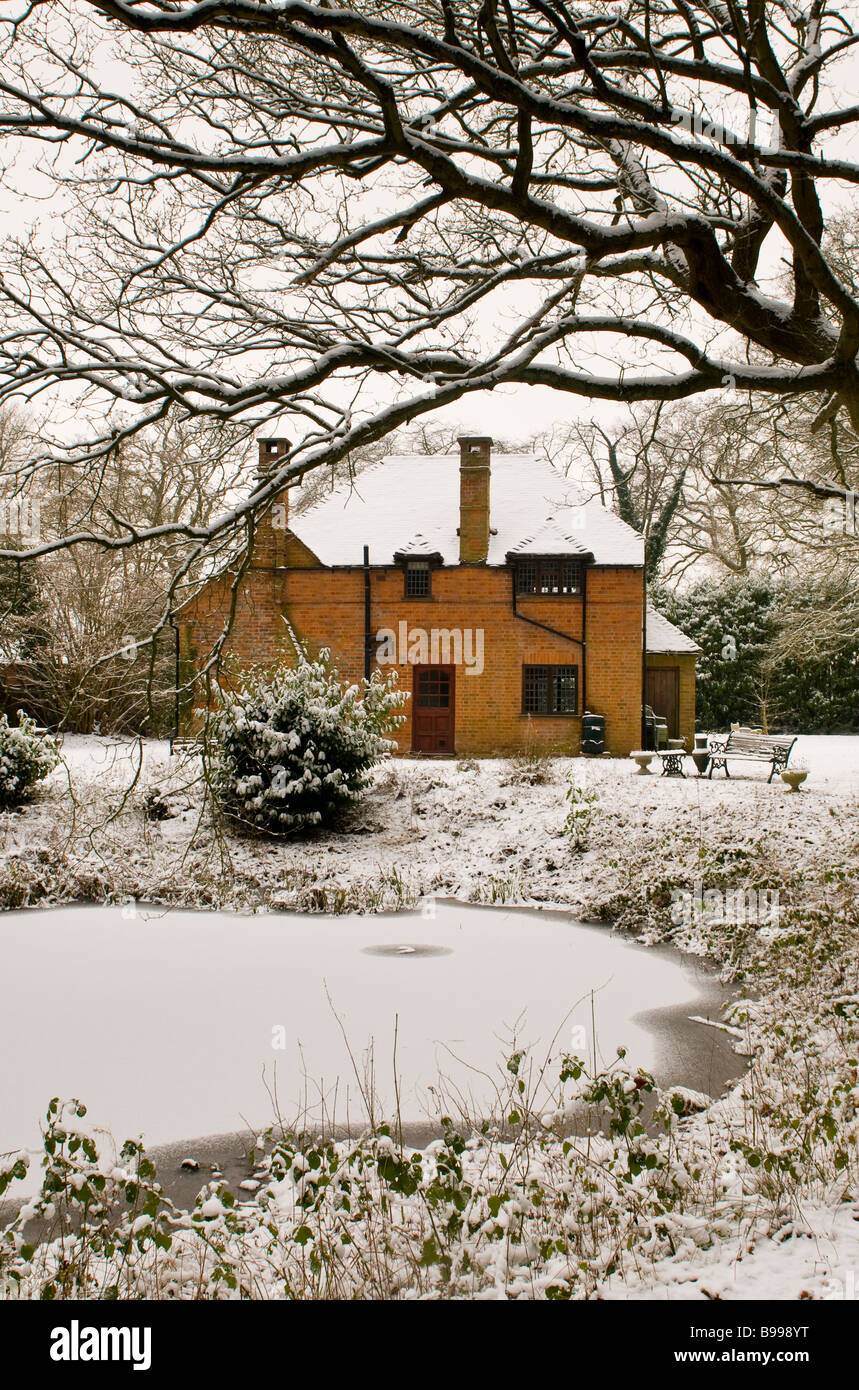 Un vieux chalet dans la neige dans l'Oxfordshire Banque D'Images