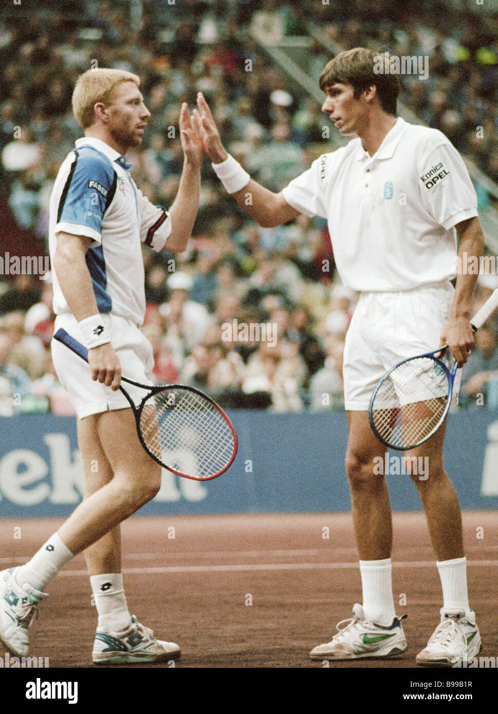 Les joueurs de tennis allemand Boris Becker, Michael Stich et droit pendant  la finale de la Coupe Davis au complexe sportif Olimpiisky Photo Stock -  Alamy