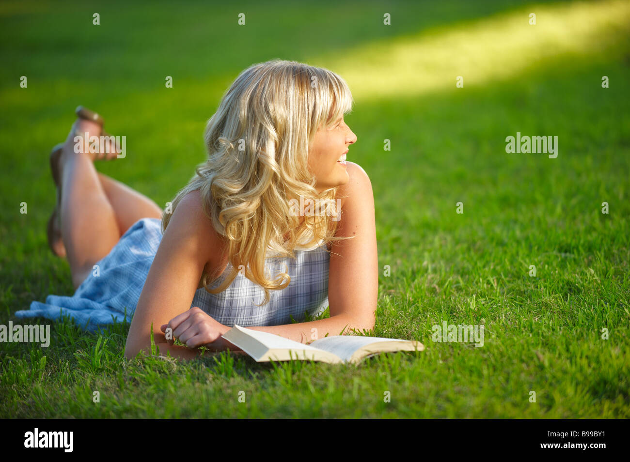 Girl lying in park Banque D'Images