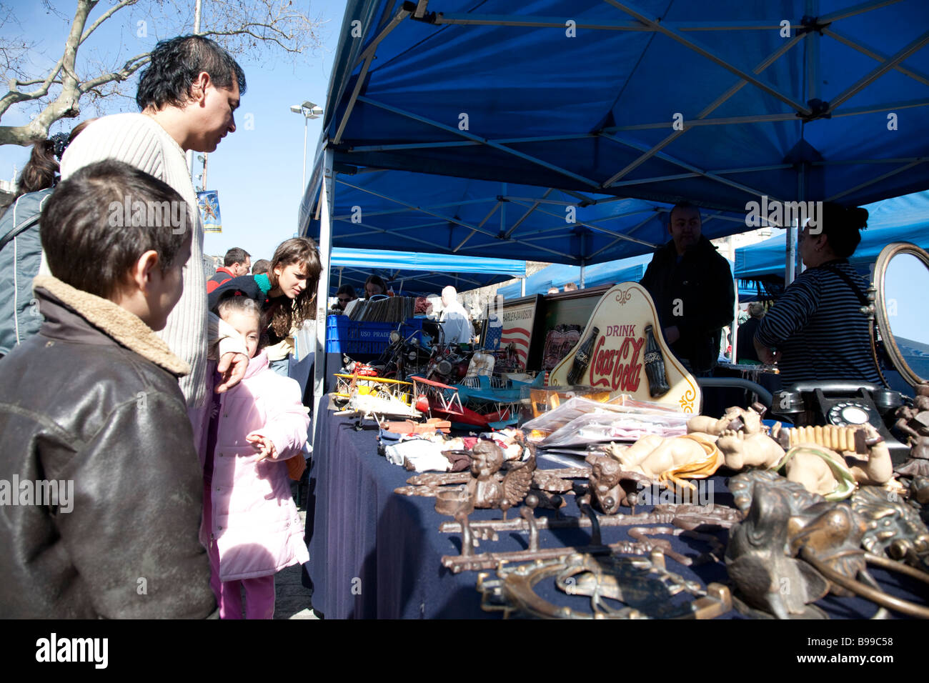 Marché d'antiquités, Port Vell, Barcelone Espagne Banque D'Images