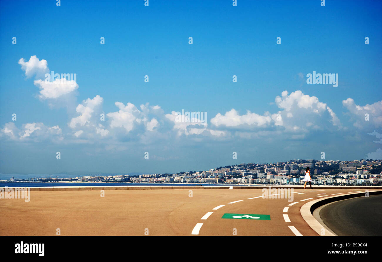 Une jeune femme se promène le long de la Côte d'Azur Banque D'Images