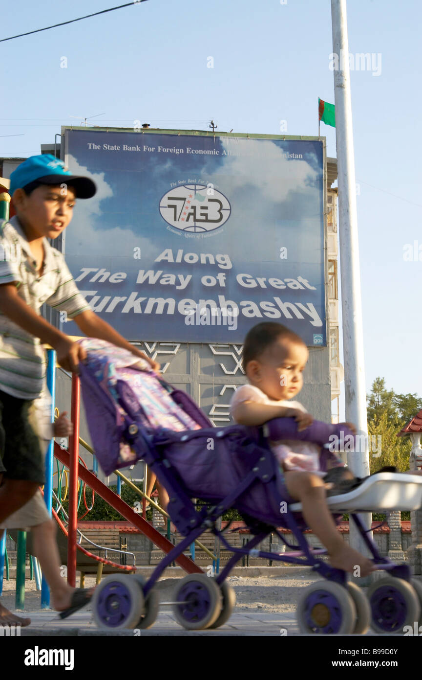 Statue de la personnalité culte Turkmenbashy Turkmenbashi Banque D'Images