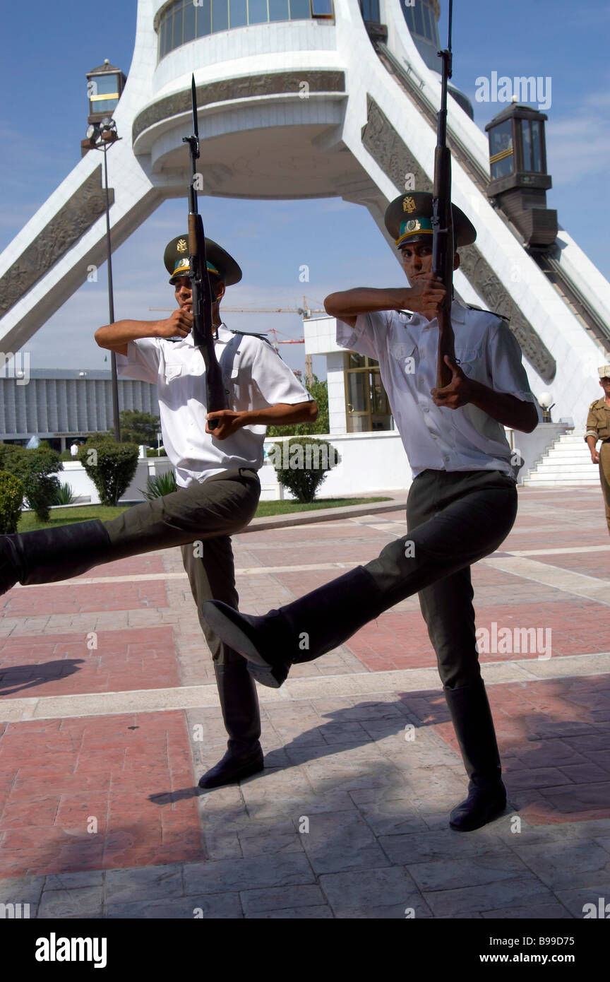 Statue de la personnalité culte Turkmenbashy Turkmenbashi arch de gardes neautrality Banque D'Images