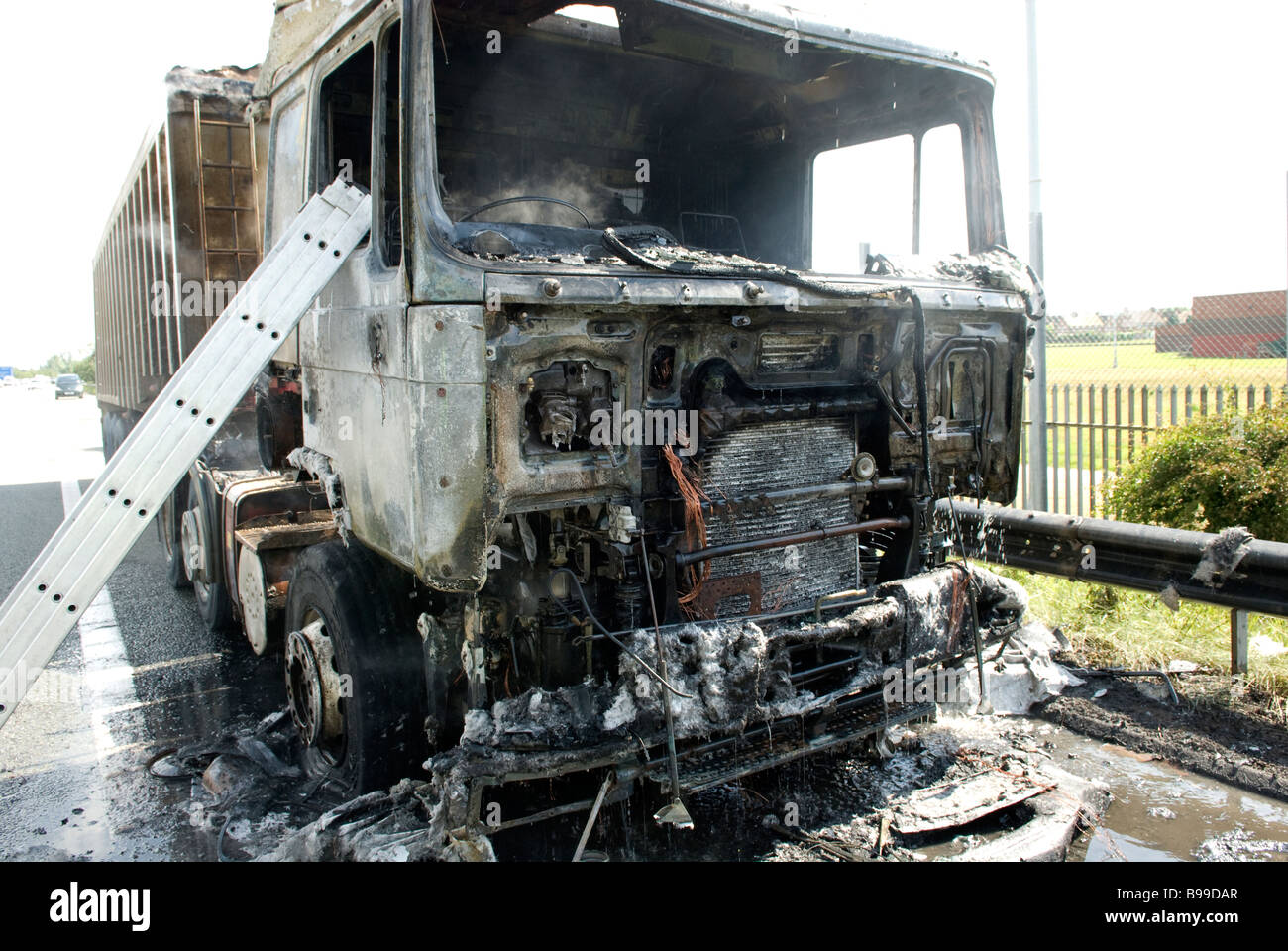 Camion Poids Lourds en feu sur l'autoroute de l'épaule dur Banque D'Images