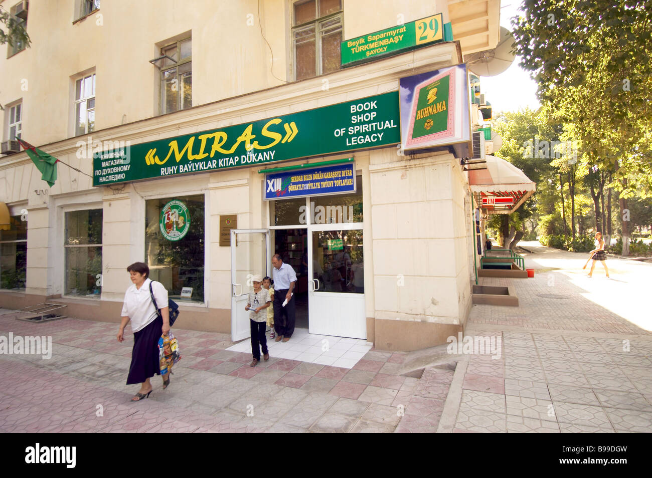 Statue de la personnalité culte Turkmenbashy Turkmenbashi book shop d'héritage spirituel Banque D'Images
