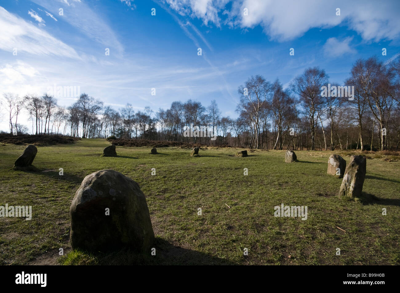 Neuf femmes sur le cercle de pierre de l'âge du bronze Stanton moor dans le Derbyshire Peak District Grande-bretagne Banque D'Images