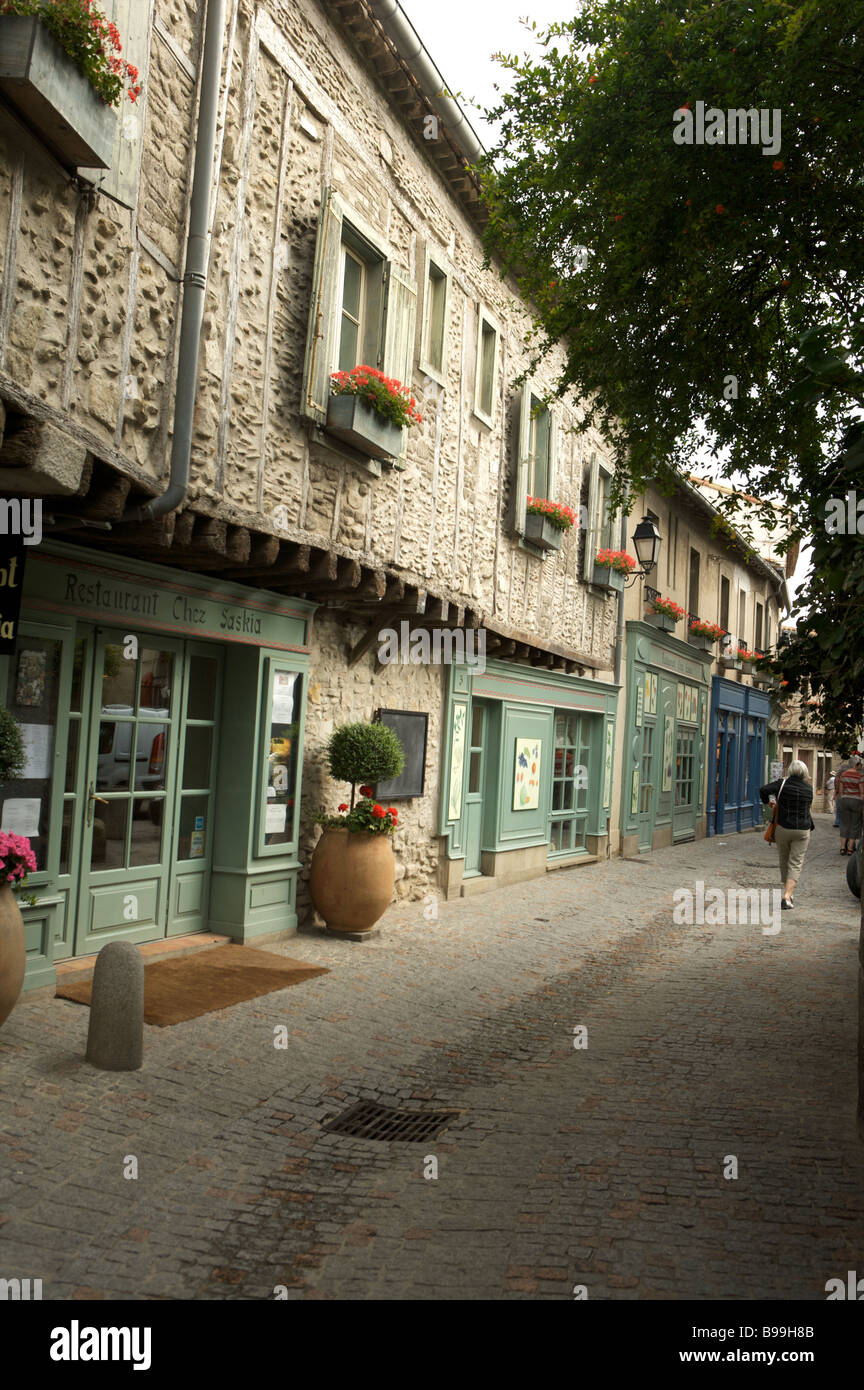 Une scène de rue avec des devantures et aucun peuple en mode portrait Banque D'Images