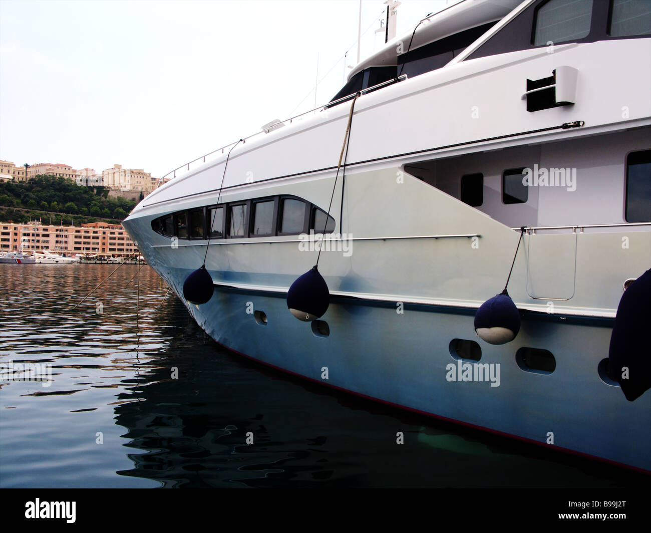 Un superyacht de luxe amarrés dans le port de Monaco Monte Carlo Banque D'Images