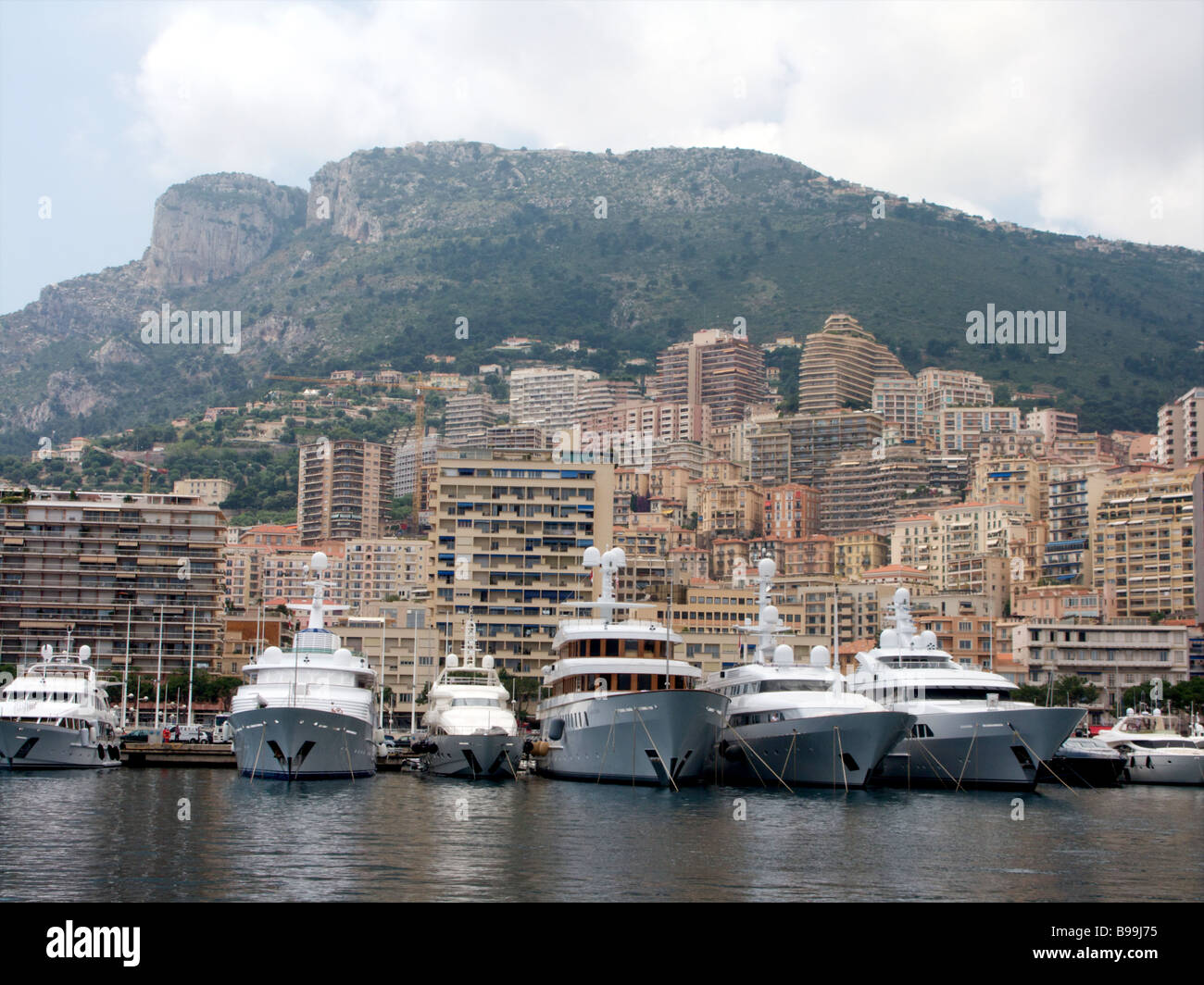 Superyachts amarré à côté de l'autre dans la principauté de Monaco Banque D'Images