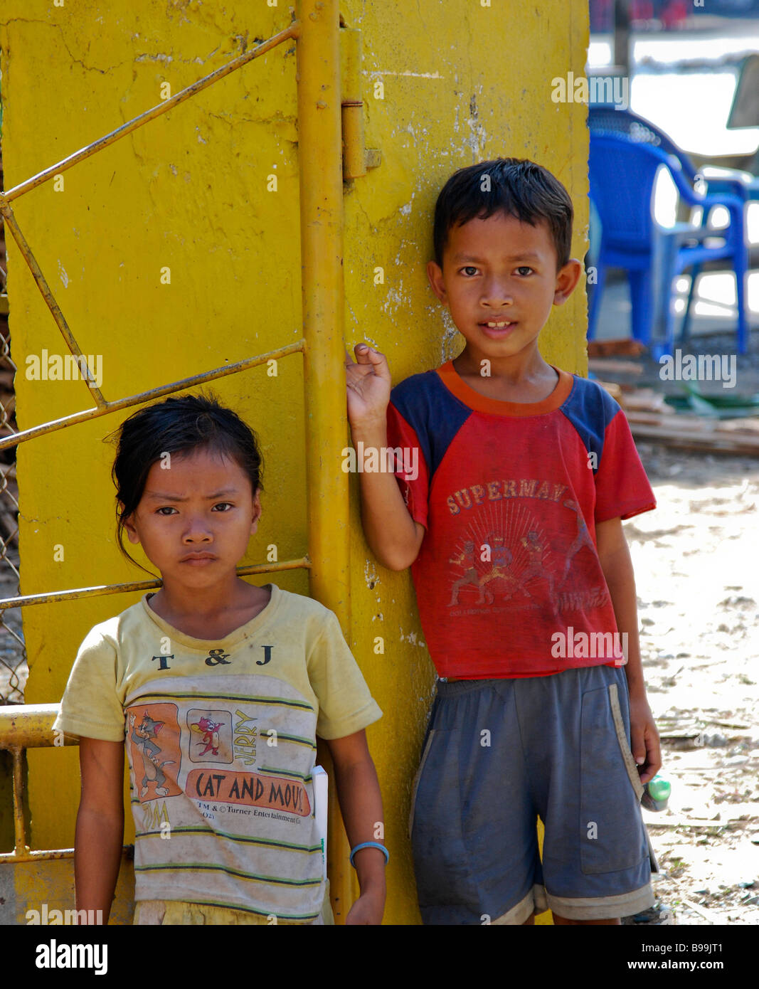 Petit garçon et fille vietnamienne, les enfants sur la route de Saigon, Vietnam Banque D'Images