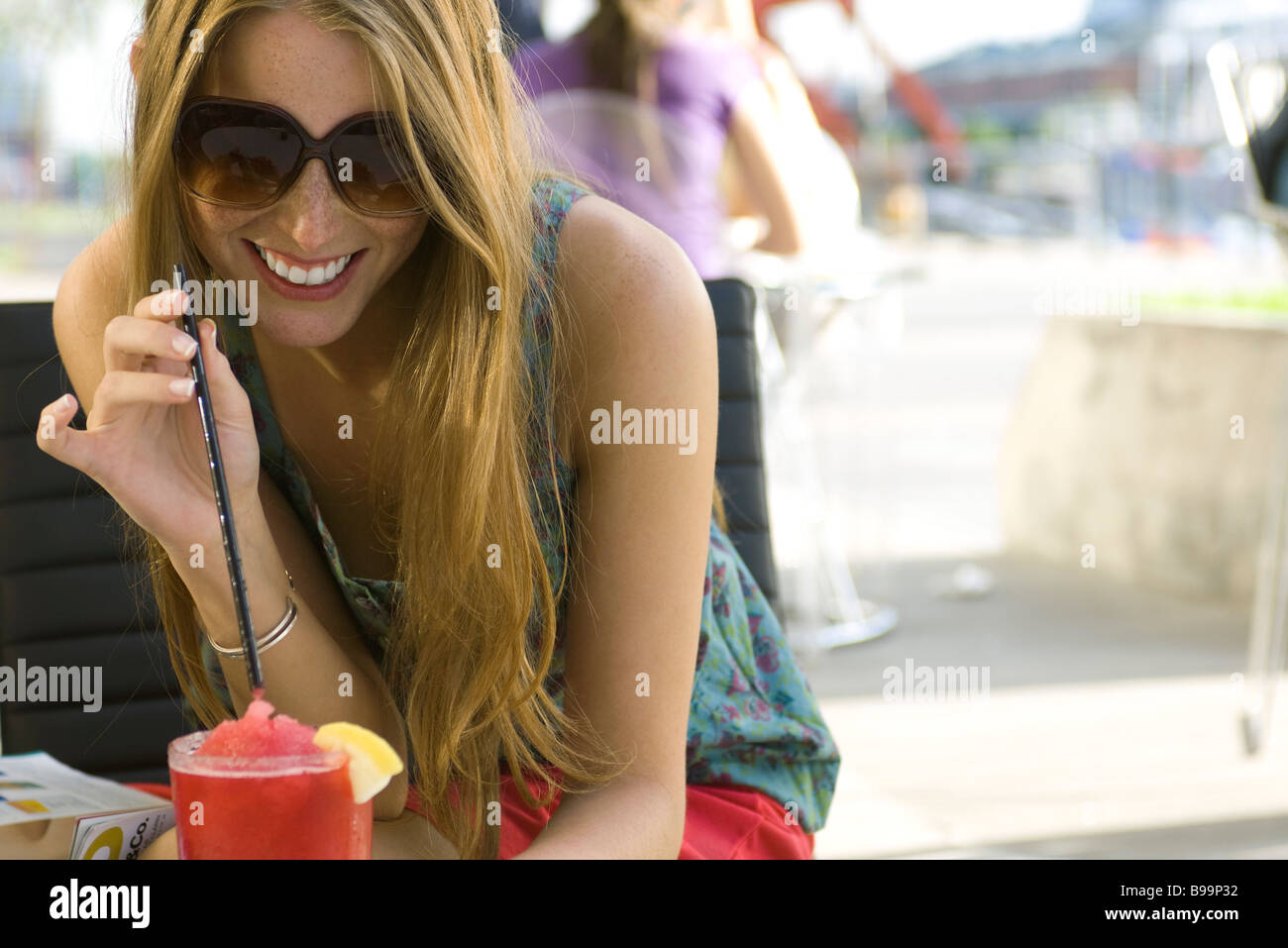 Jeune femme à boire des boissons fraiches à l'extérieur Banque D'Images