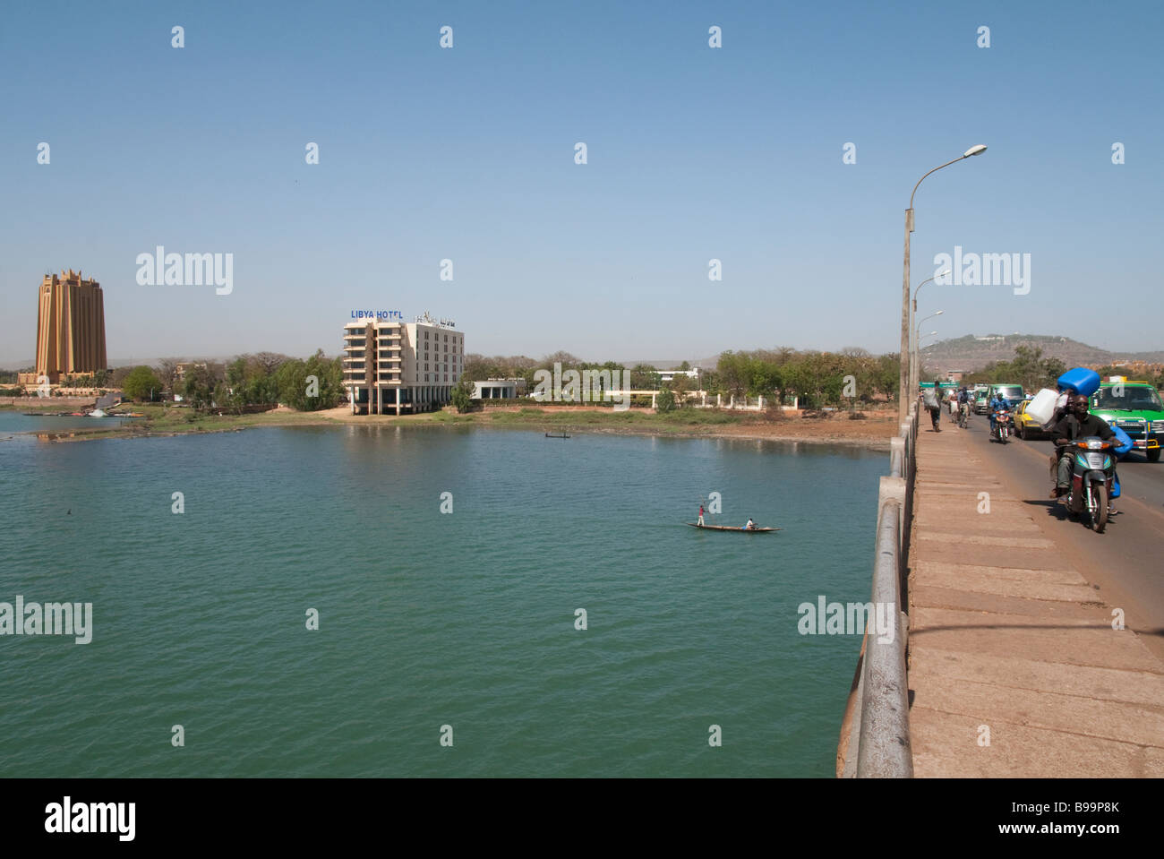 L'Afrique de l'Ouest Mali Bamako vue du Pont des Martyrs avec le fleuve Niger et la tour de la BCEAO Banque D'Images