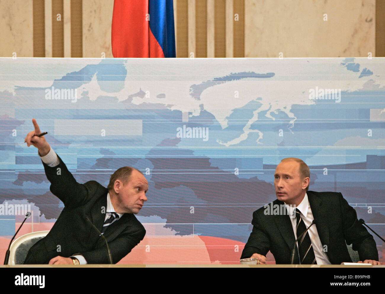 Secrétaire de presse présidentiel Alexeï Gromov et le président Vladimir  Poutine de gauche à droite lors d'une conférence de presse pour le russe  Photo Stock - Alamy