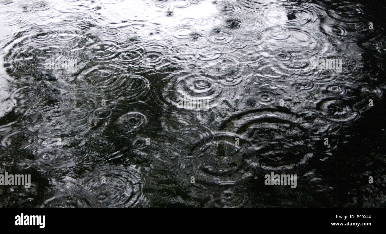 La Pluie Qui Tombe Sur La Surface De L Eau Photo Stock Alamy La Pluie Qui Tombe Sur La Surface De L Eau Photo Stock Alamy