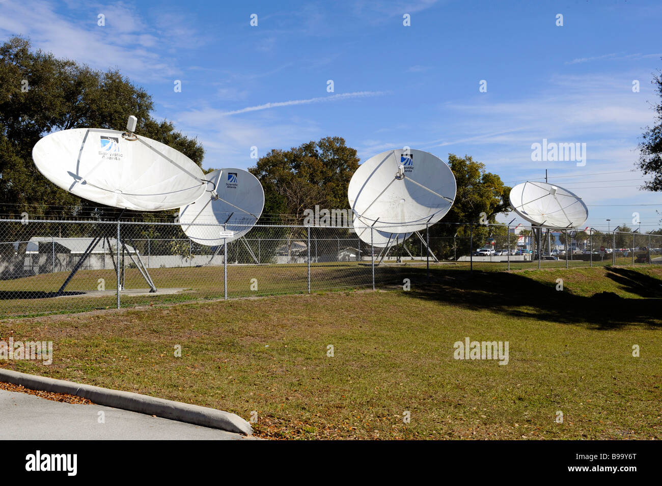 Antennes satellites transmettent aux abonnés de recevoir des signaux de télévision Banque D'Images