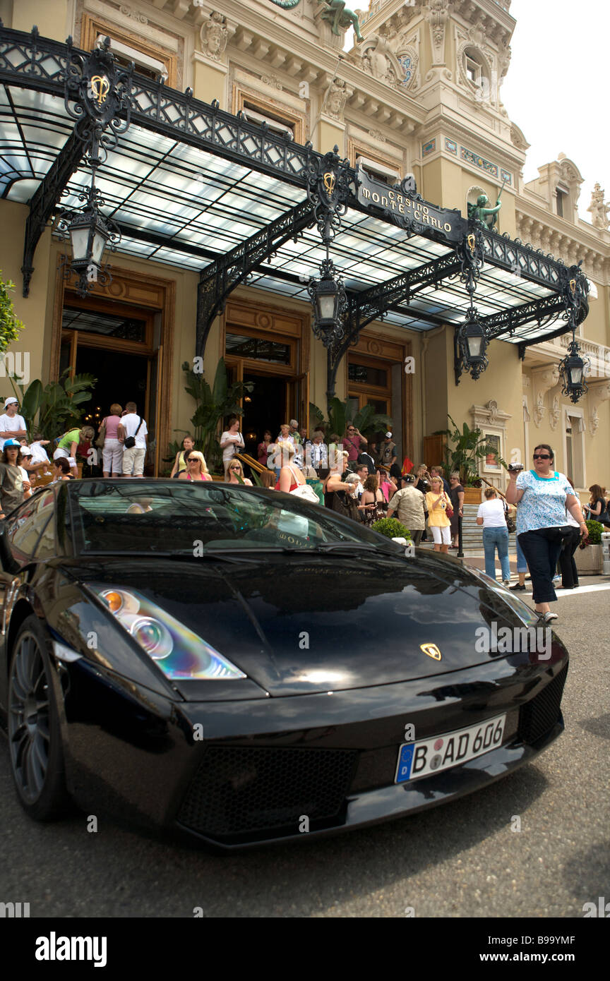 Lamborghini stationné à l'extérieur de l'Hôtel de Paris sur la Place du Casino à Monaco Banque D'Images