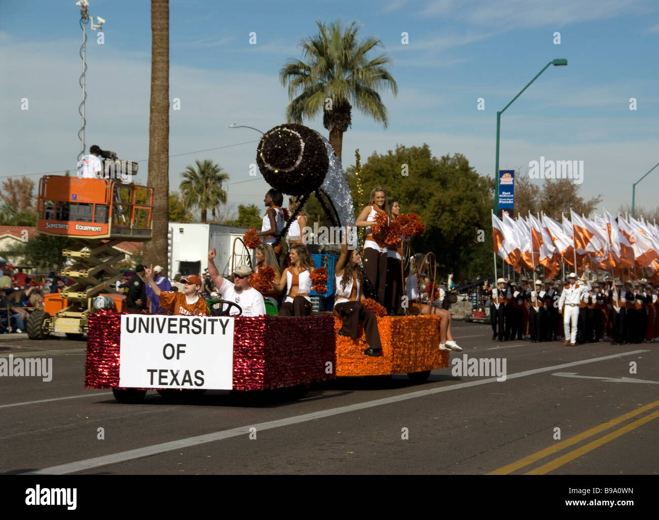 Fiesta Bowl Parade avec le flottement de l'Université du Texas avec Marching Band début avec drapeaux. Une équipe de télévision filme. Banque D'Images