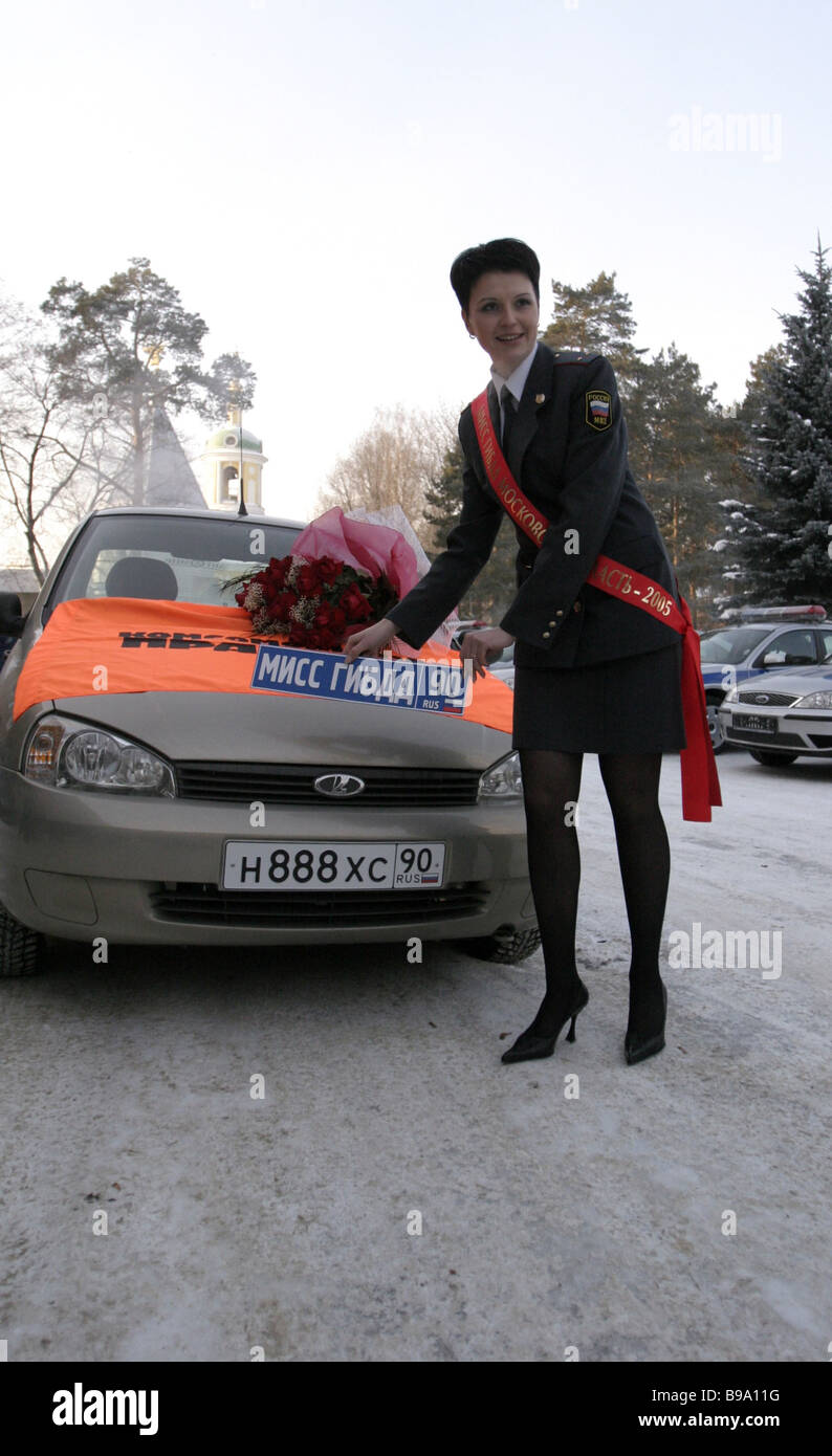 Gagnant de la police routière Mlle Titre Valentina Bobkova a été présenté avec l'automobile Kalina Banque D'Images