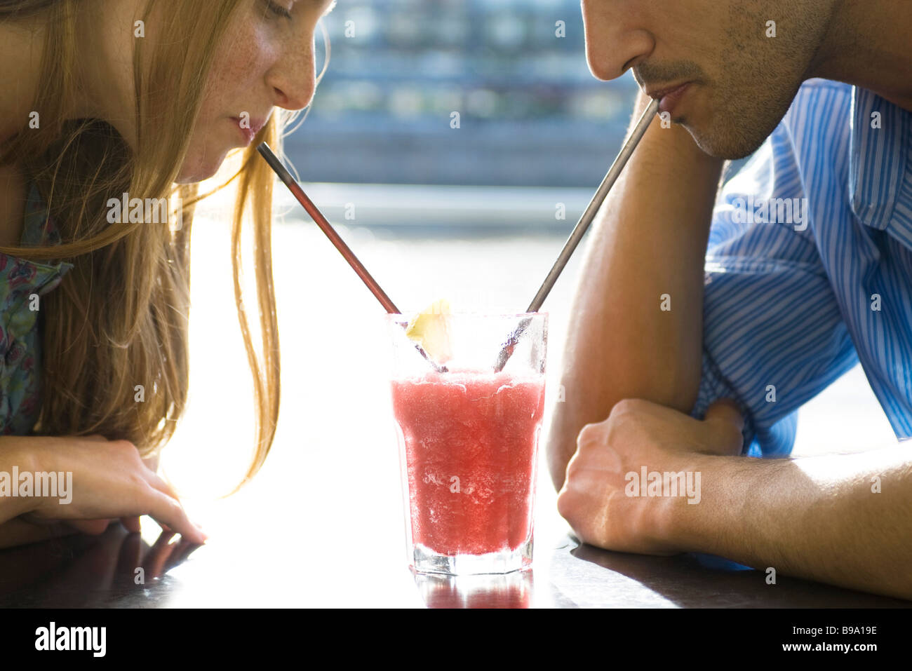 Couple boisson fraîche, cropped Banque D'Images