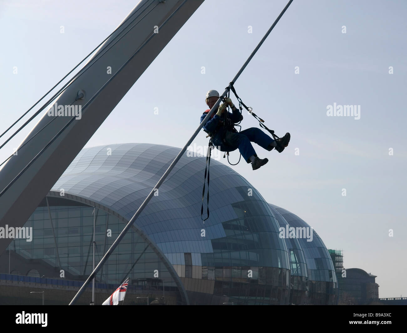 À l'aide de l'Ouvrier accès sur corde à grimper sur le Gateshead Millennium Bridge Banque D'Images
