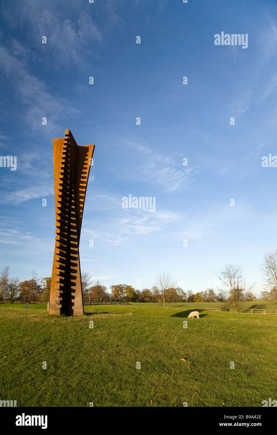 Passage à niveau (vertical) par Nigel Hall dans le Yorkshire Sculpture Park Banque D'Images