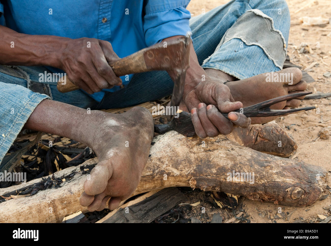 L'Afrique de l'Ouest Burkina Fasso Gorom Gorom artisan touareg travaillant sur le bois d'ébène Banque D'Images