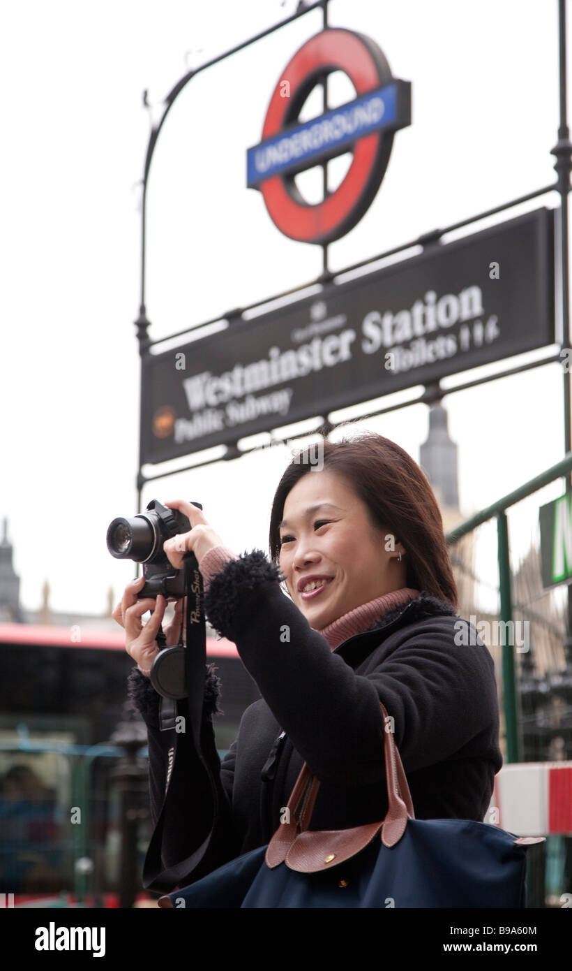 Touristiques d'Asie avec l'appareil photo à Westminster tube station Banque D'Images