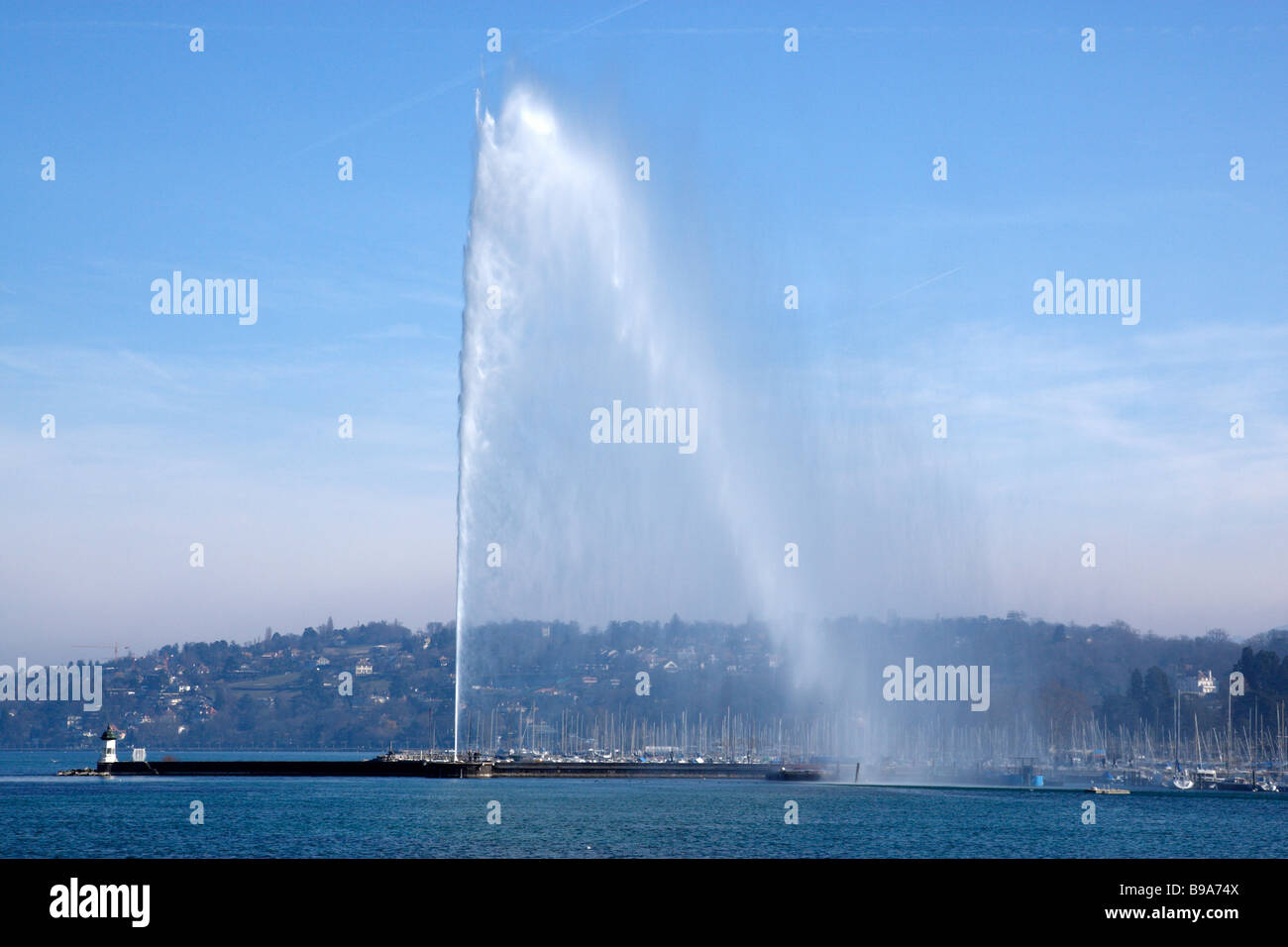 Jet d'eau jet d'eau ou les villes célèbres vue de la promenade du lac Genève Suisse Banque D'Images
