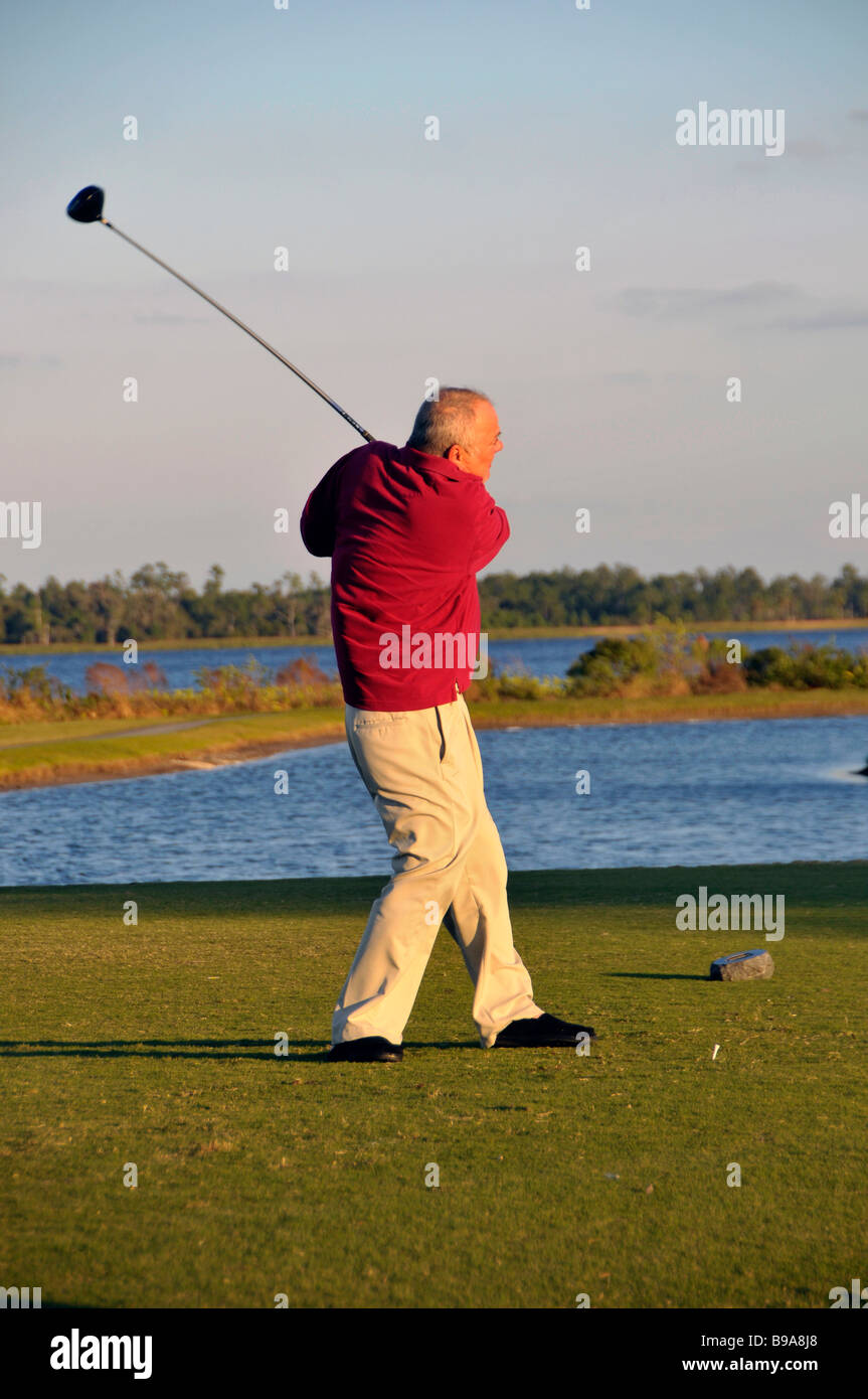 Homme de race blanche Senior Citizen balançoires club de golf sur le parcours de golf de la Floride dans la communauté de retraite Banque D'Images