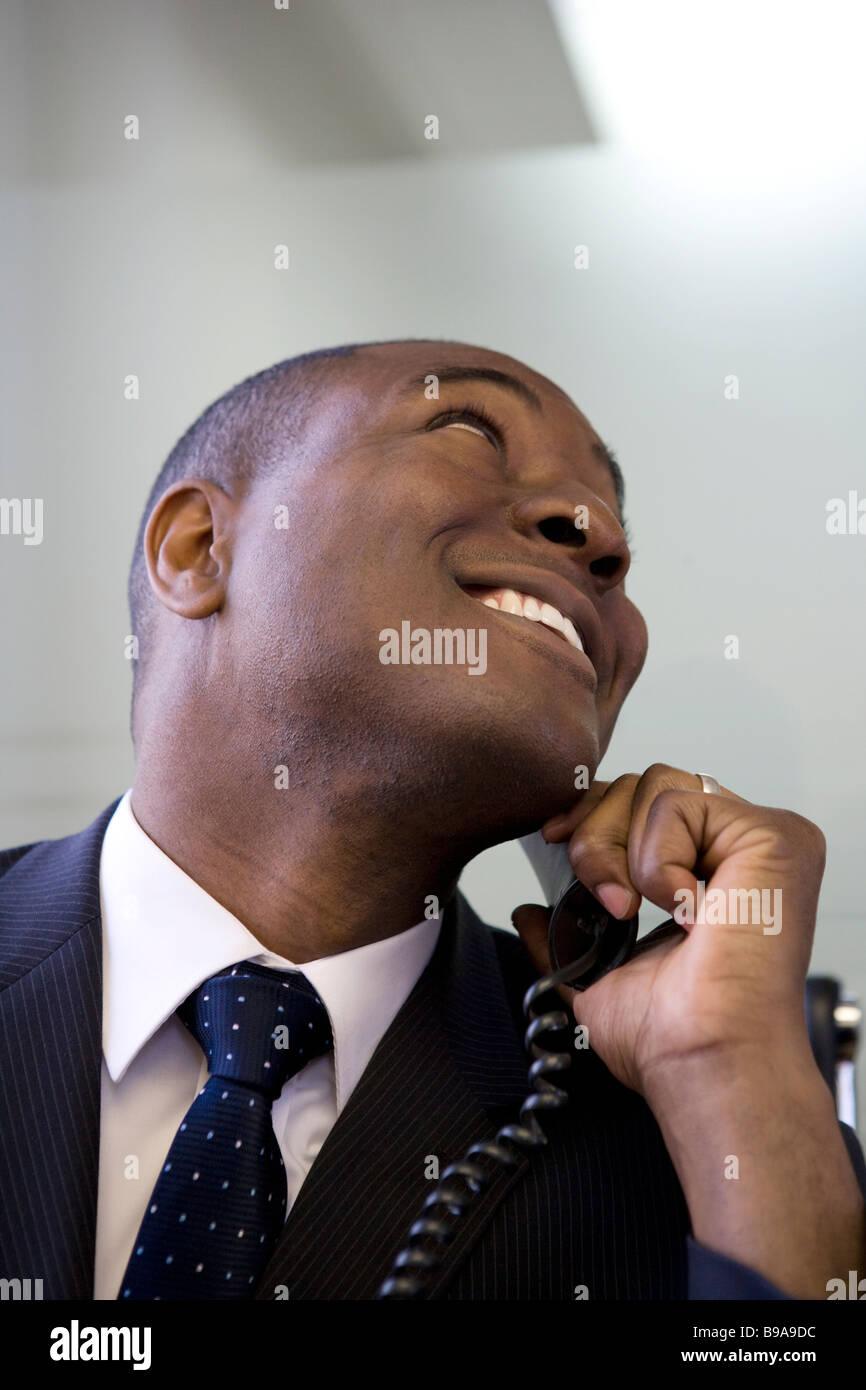 Businessman talking on telephone bureau Banque D'Images