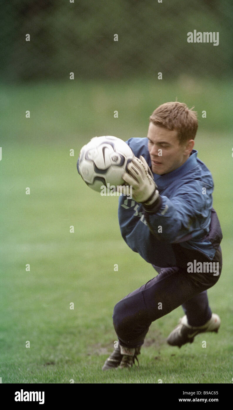 L'équipe nationale de football russe Igor Akinfeyev s gardien de la balle de piégeage Banque D'Images